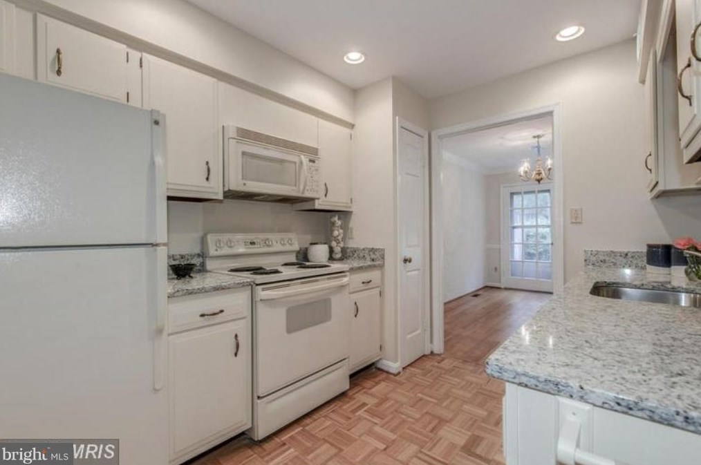 2046 Hopewood Dr, Falls Church, VA 22043