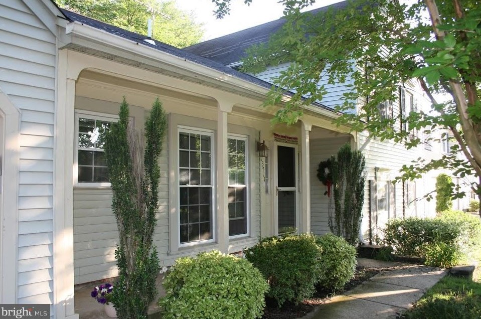 13711 Eastcliff Cir, Centreville, VA 20120