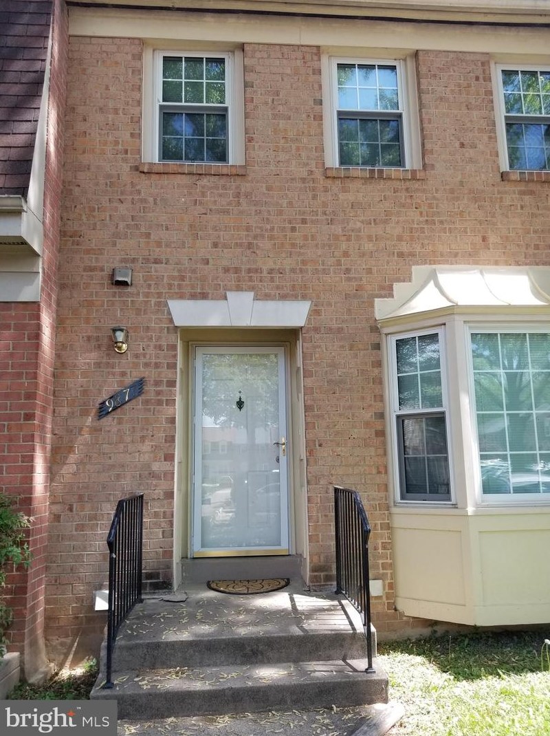 9871 High Water Ct, Springfield, VA 22015