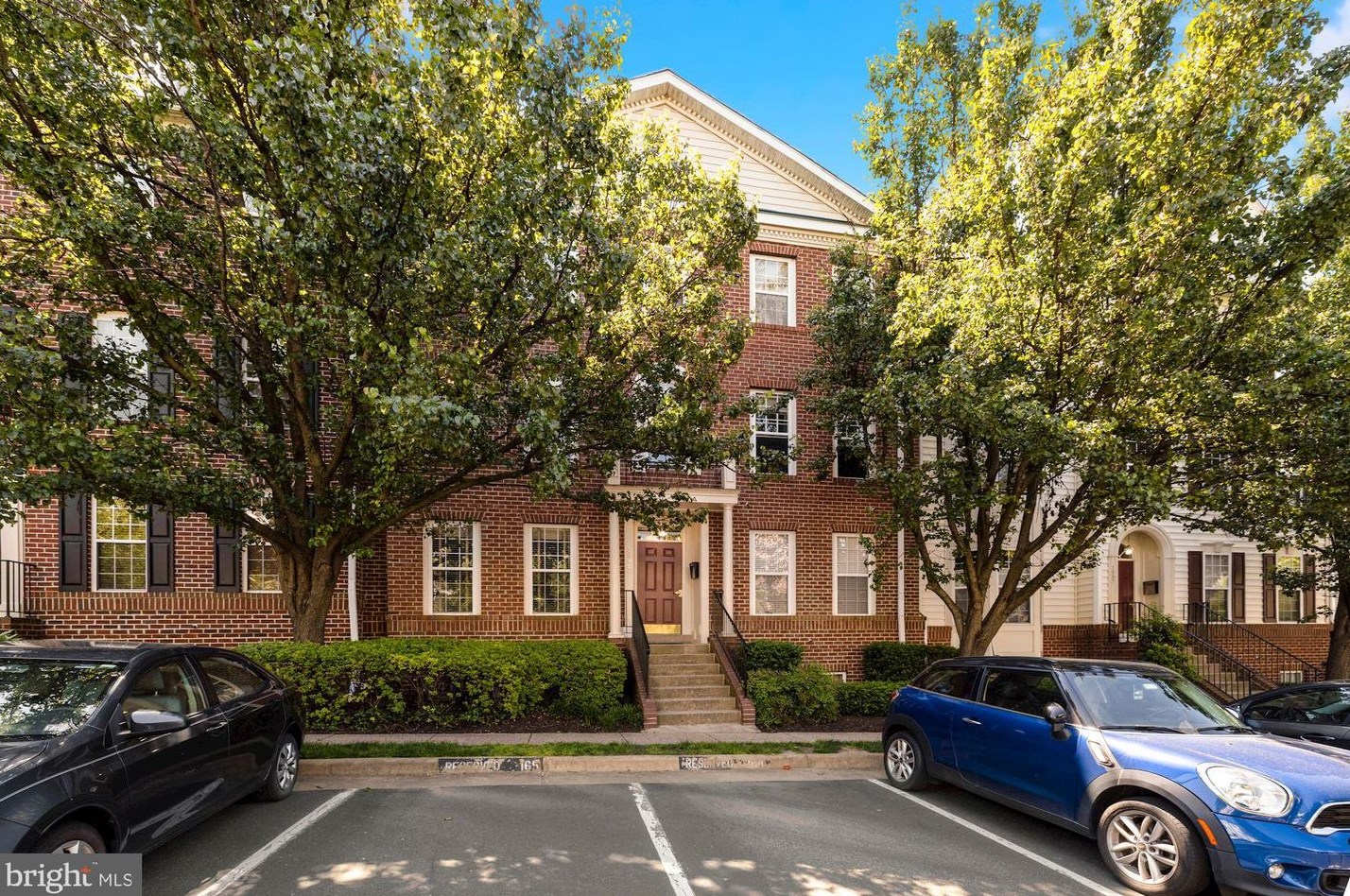 1591 Leeds Castle Dr, Vienna, VA 22182-5558