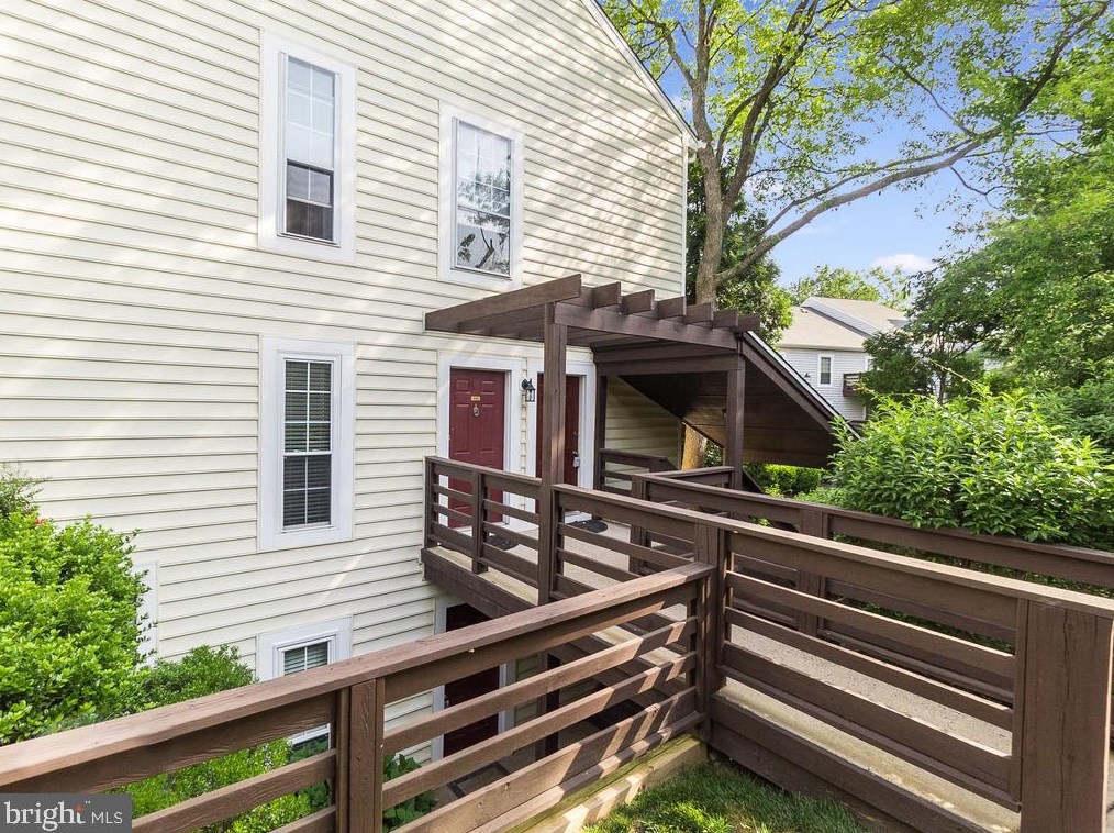9977 Oakton Terrace Rd, Vienna, VA 22124-2940
