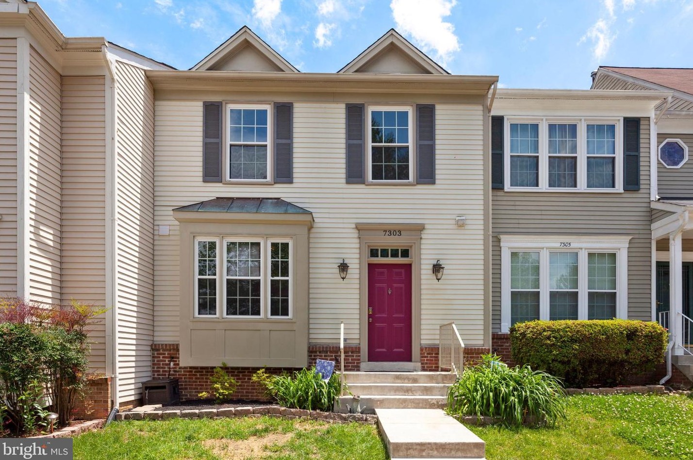 7303 Treetop Hill Ln, Springfield, VA 22152