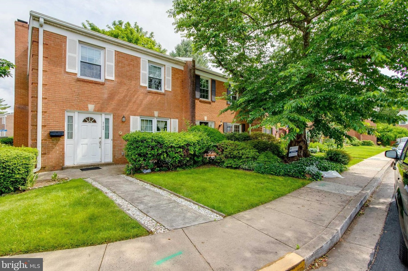 3166 Cedar Grove Dr, Fairfax, VA 22031-1708