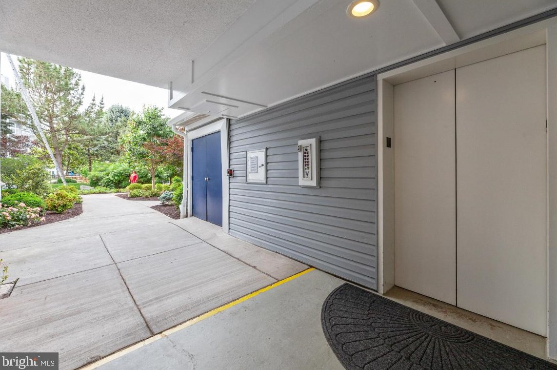3179 Summit Square Dr, Vienna, VA 22124-2868