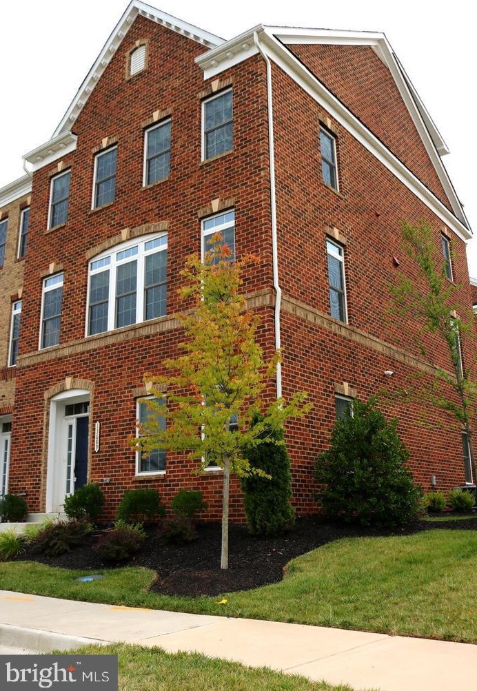 13689 Neil Armstrong Ave, Herndon, VA 20171