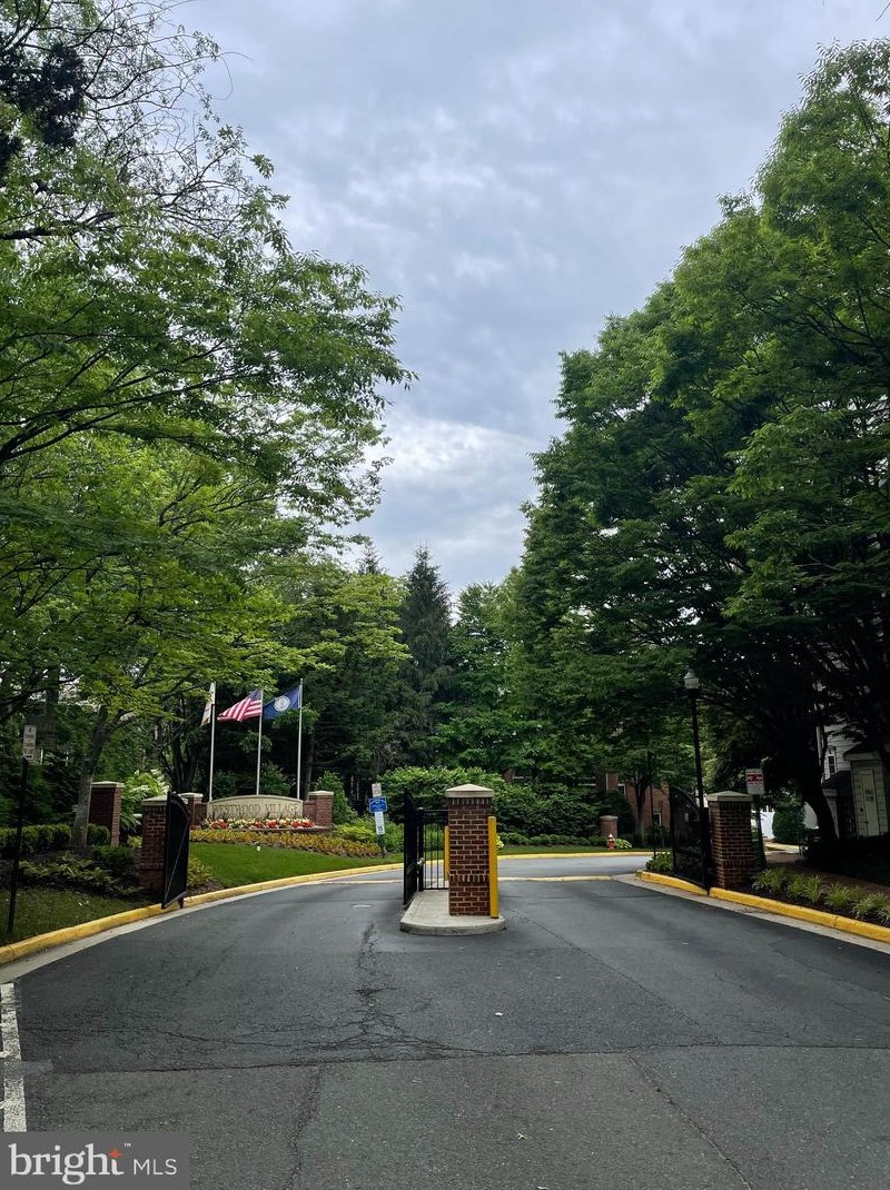 1588 Leeds Castle Dr #115, Vienna, VA 22182