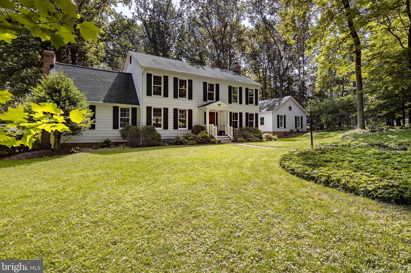 8109 Wildflower Dr, Fairfax, VA 22039-2436