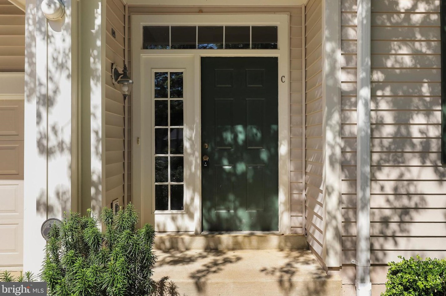 1300 Windleaf Dr #147, Herndon, VA 20194