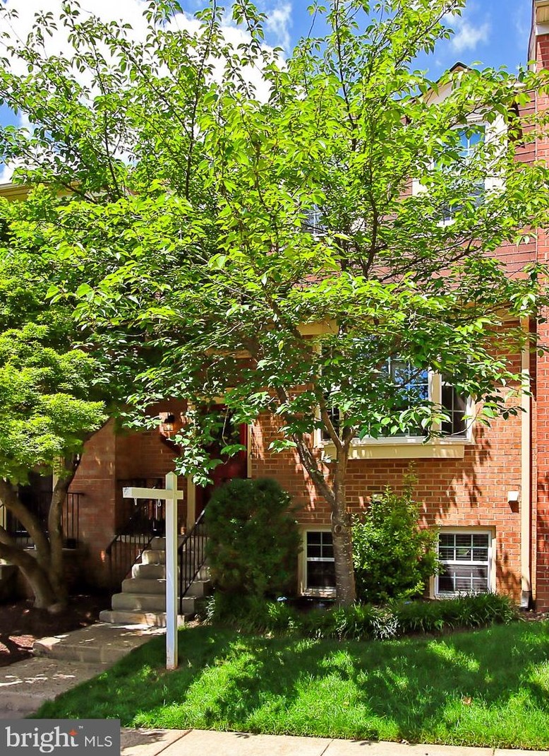 7727 Shootingstar Dr, Springfield, VA 22152