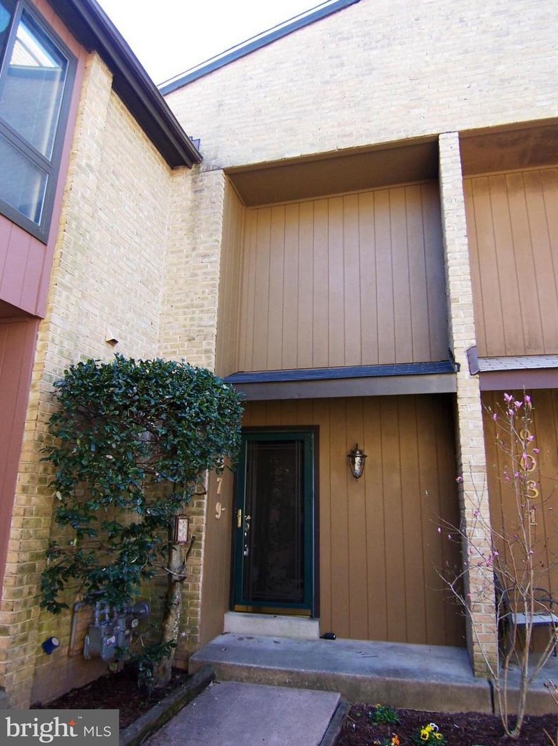 9079 Blarney Stone Dr, Springfield, VA 22152