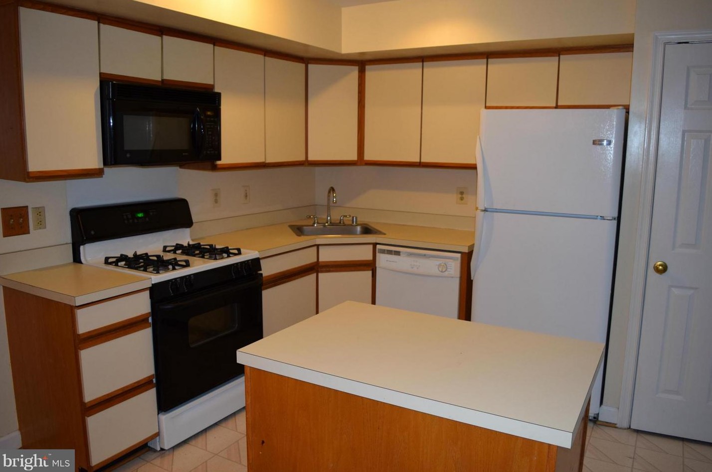 3706 Farmland Dr, Fairfax, VA 22033-1343