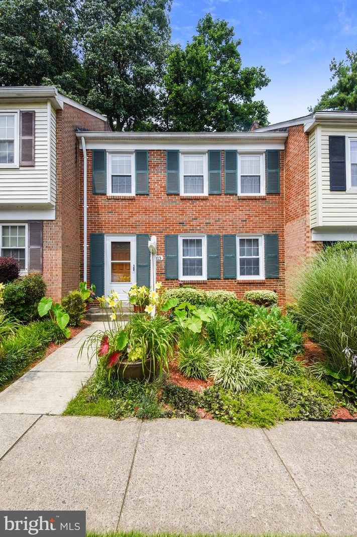 8313 Uxbridge Ct, Springfield, VA 22151