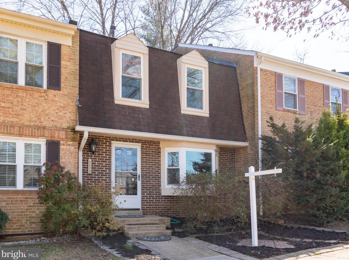 9823 Lakepointe Dr, Springfield, VA 22015