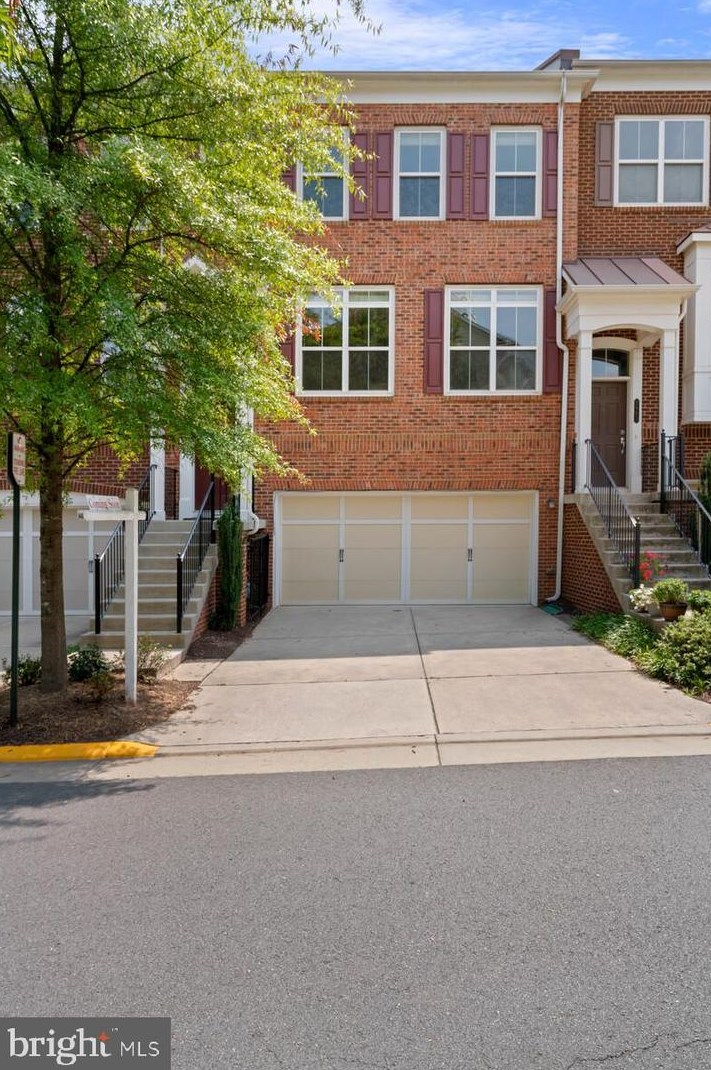 2961 Chesham St, Fairfax, VA 22031-6082