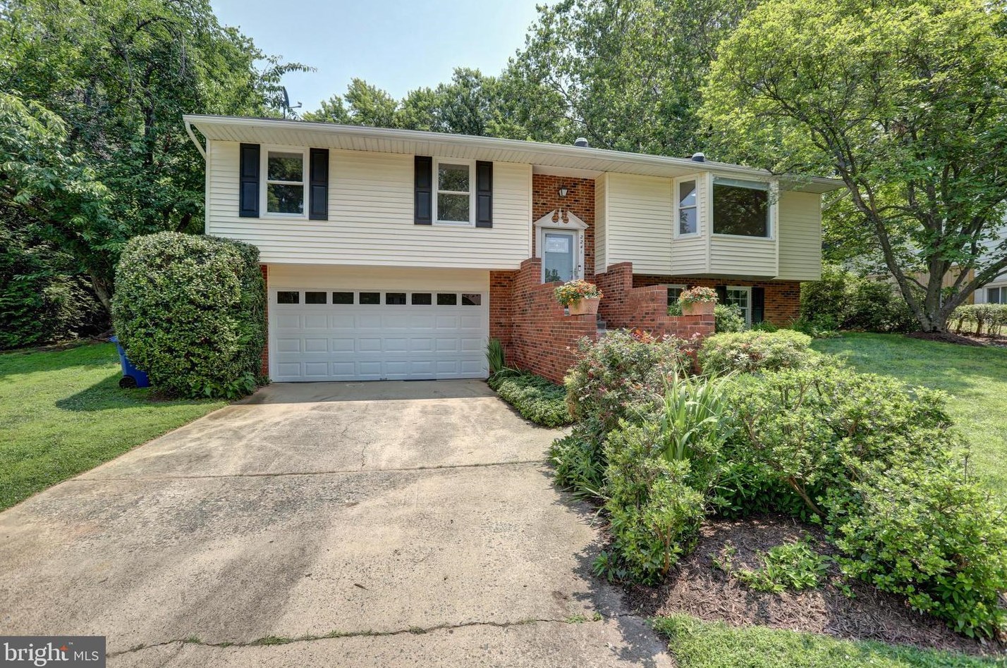 2241 Richelieu Dr, Vienna, VA 22182-5049