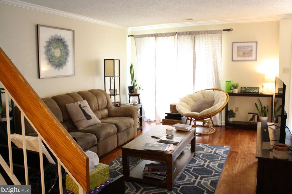 2371 Southgate Sq, Herndon, VA 20191