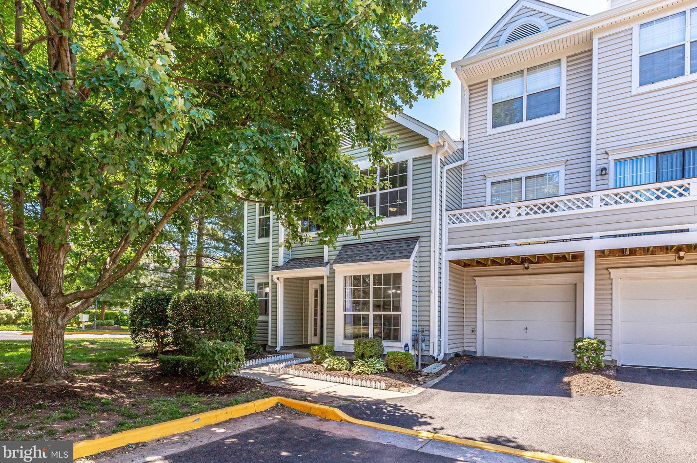 14484 Glencrest Cir, Centreville, VA 20120-4132