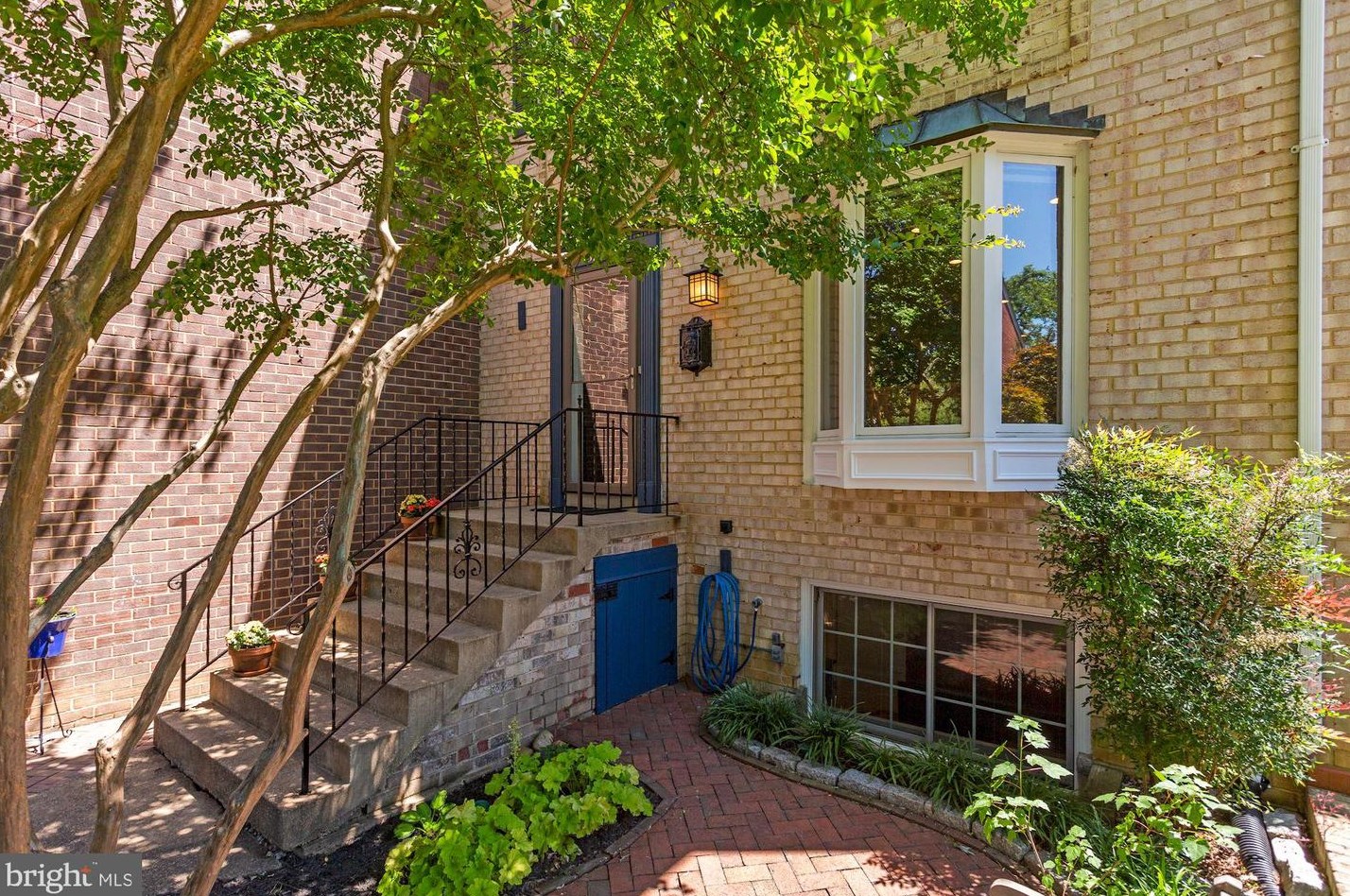 3233 Spring Ln, Falls Church, VA 22041