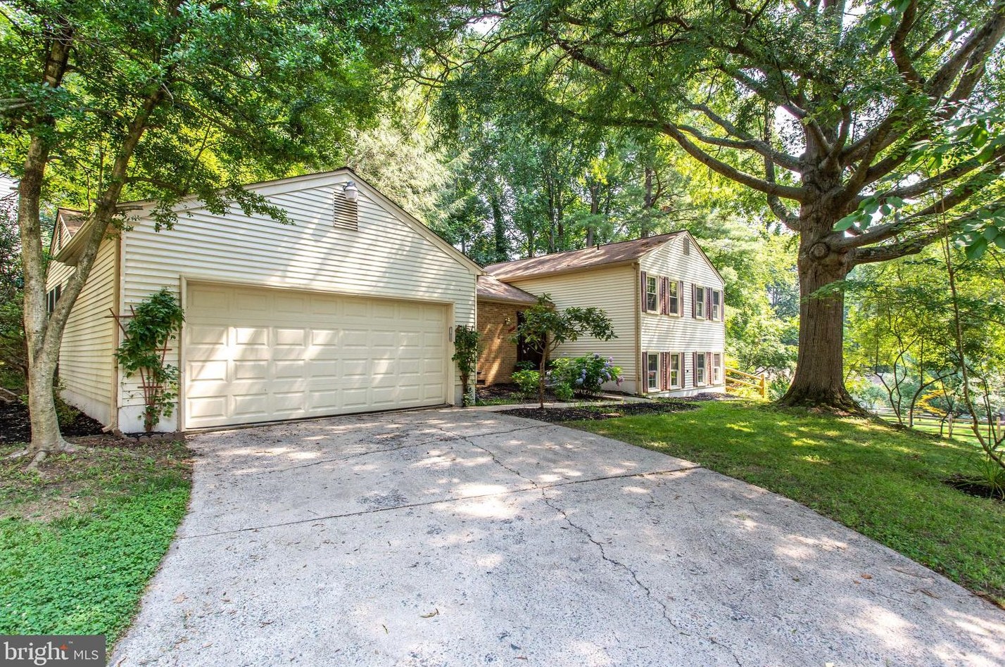 9628 Cinnamon Creek Dr, Vienna, VA 22182-1428