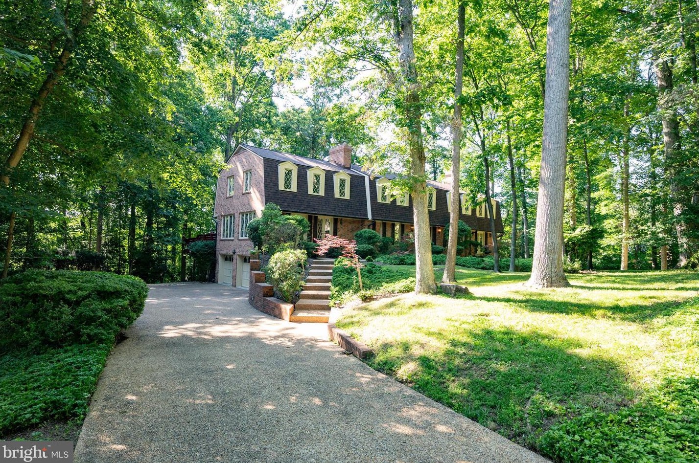 9516 Woody Ln, Great Falls, VA 22066