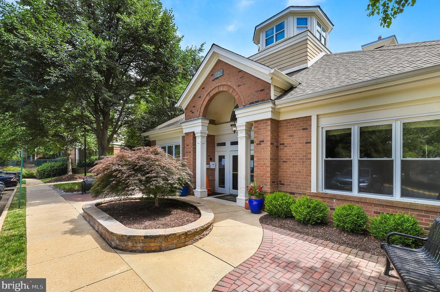 2204 Westcourt Ln #317, Herndon, VA 20170