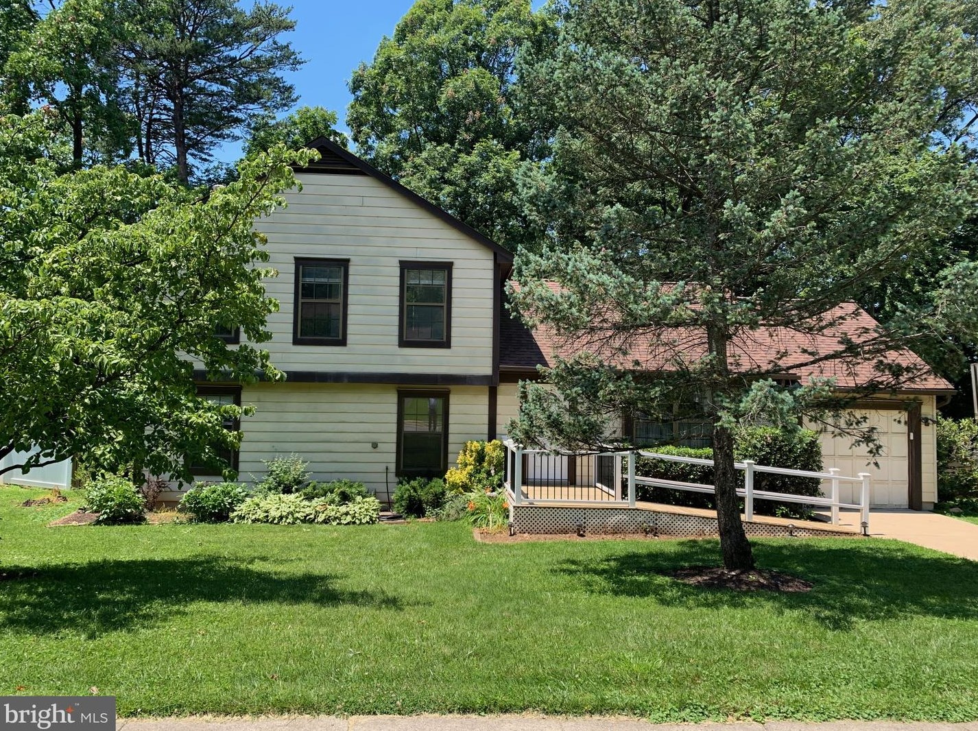 1415 Bayshire Ln, Herndon, VA 20170