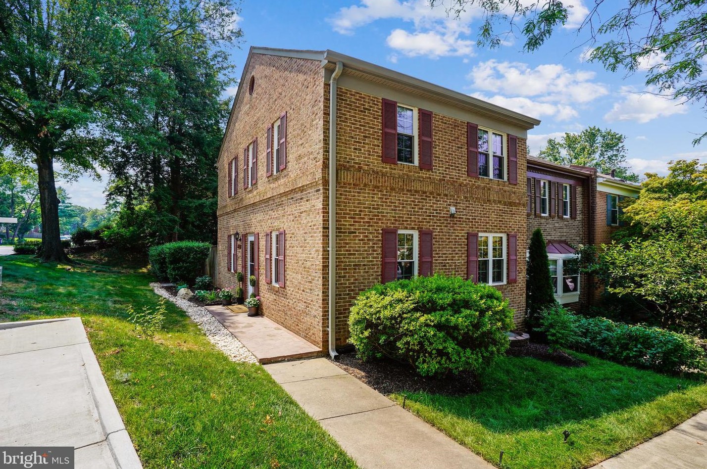 9901 Lakepointe Dr, Springfield, VA 22015