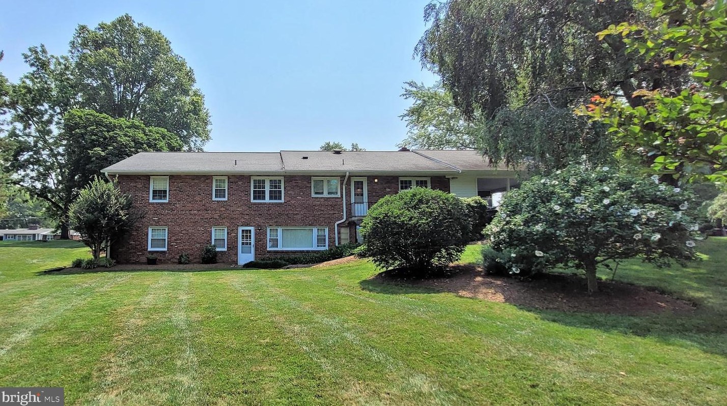 5036 Prestwick Dr, Fairfax VA 22030-4523 exterior