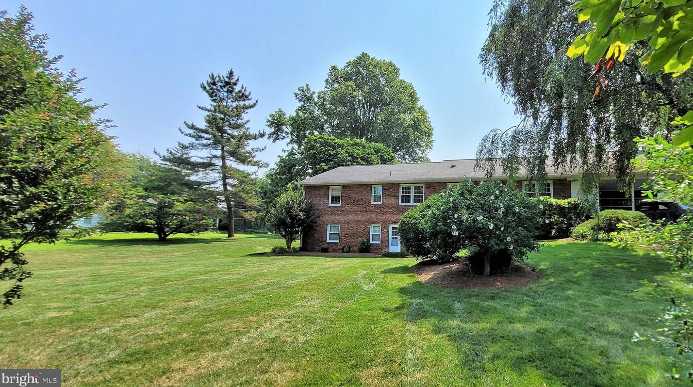 5036 Prestwick Dr, Fairfax VA 22030-4523 exterior