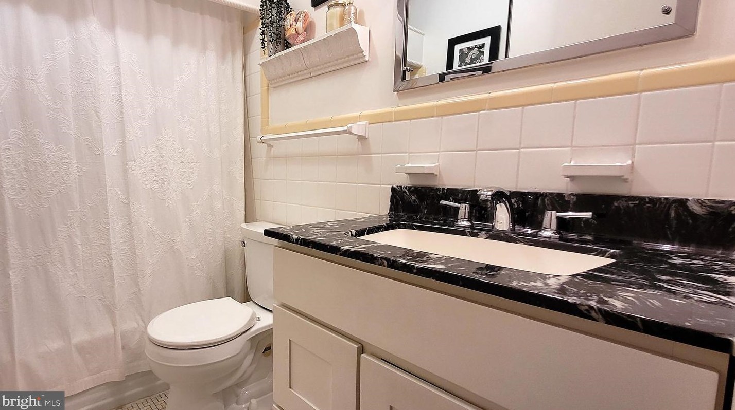 5036 Prestwick Dr, Fairfax VA 22030-4523 exterior