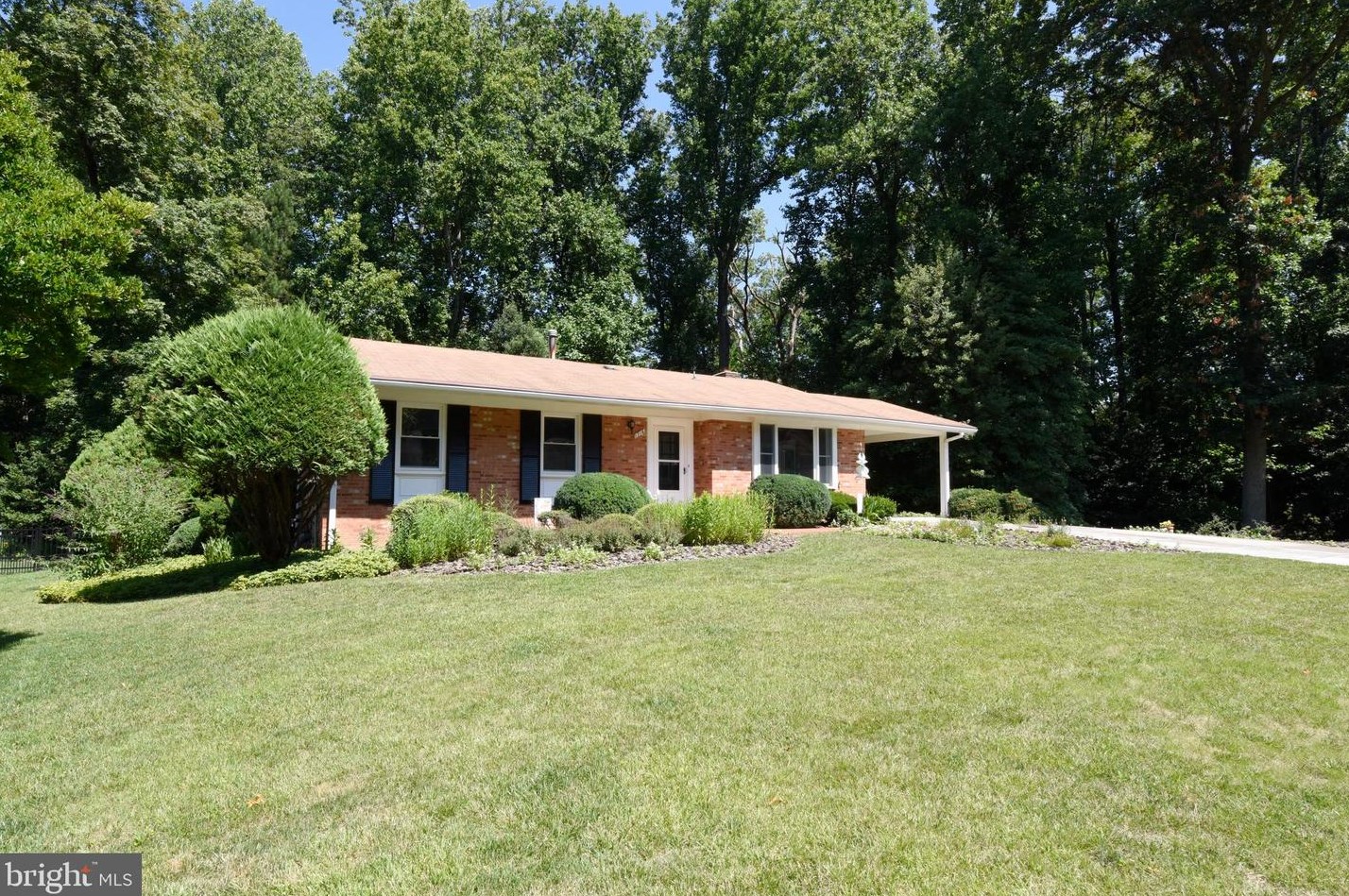 1716 Pine Valley Dr, Vienna, VA 22182-2338