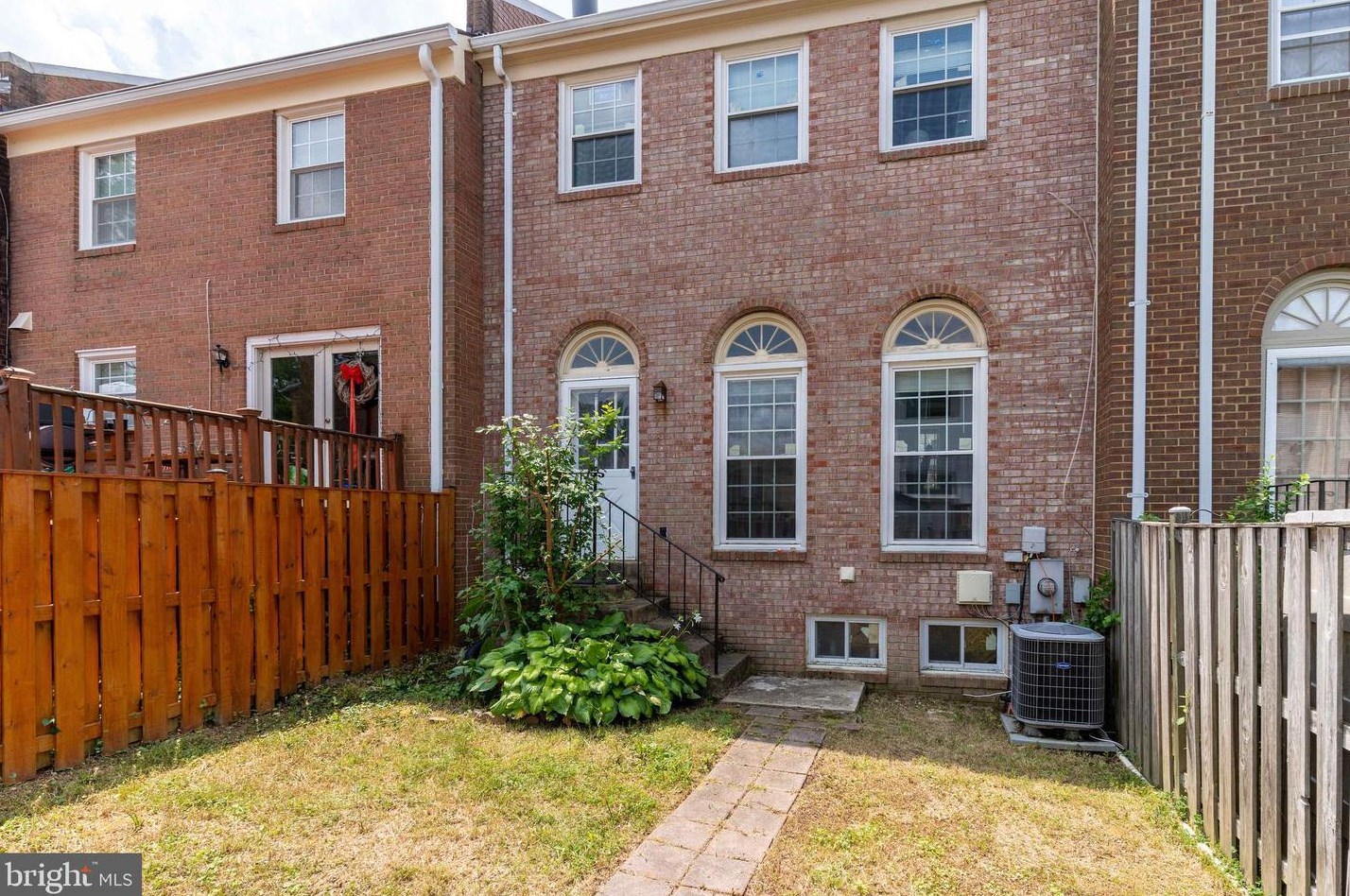 8077 Powderbrook Ln, Springfield, VA 22153