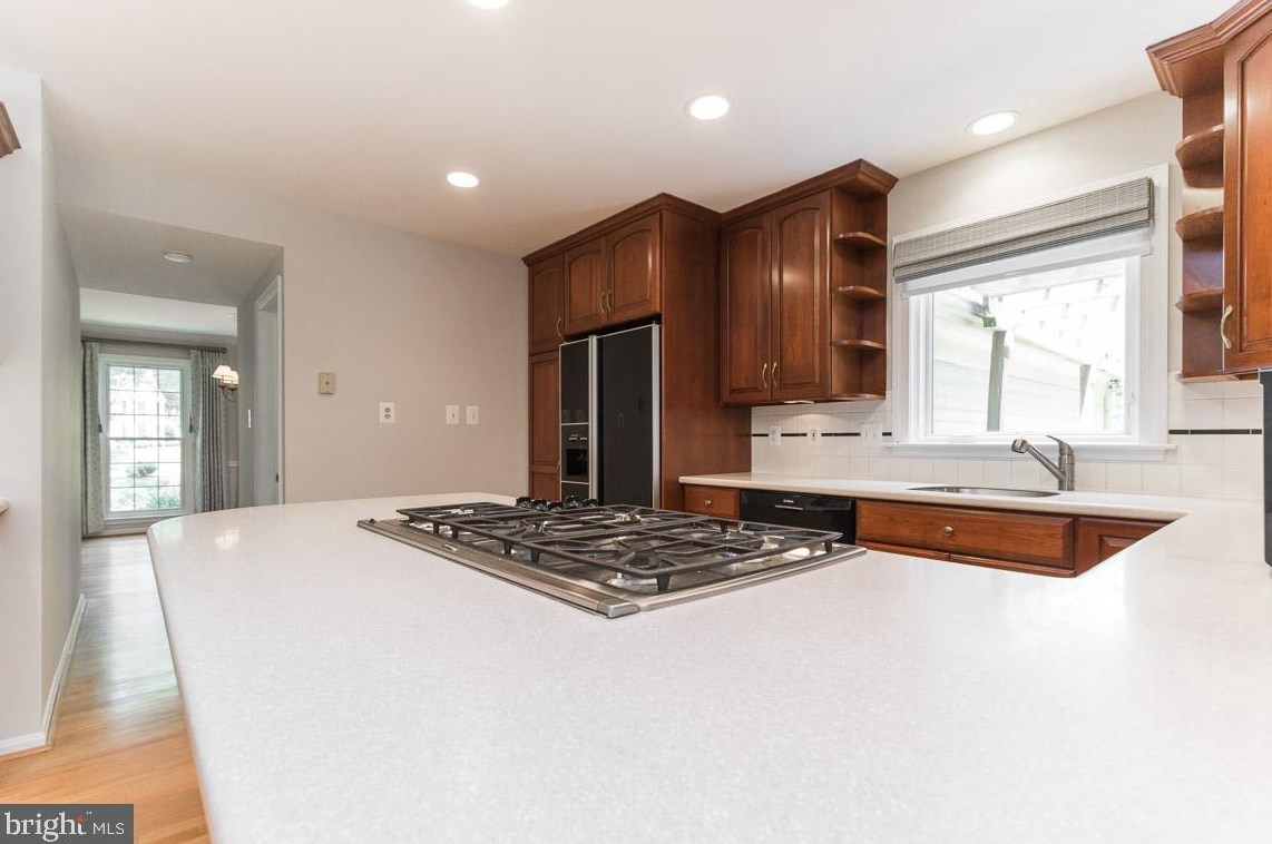 2825 Center Ridge Dr, Vienna VA  22124-1440 exterior