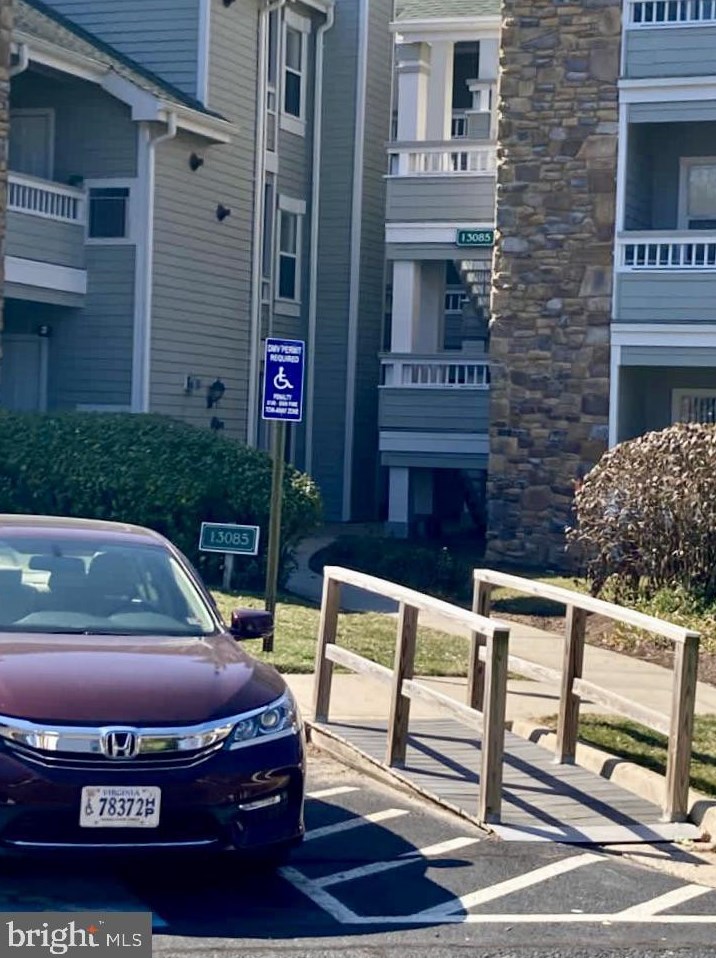 13085 Autumn Woods Way Apt 204, Fairfax, VA 22033