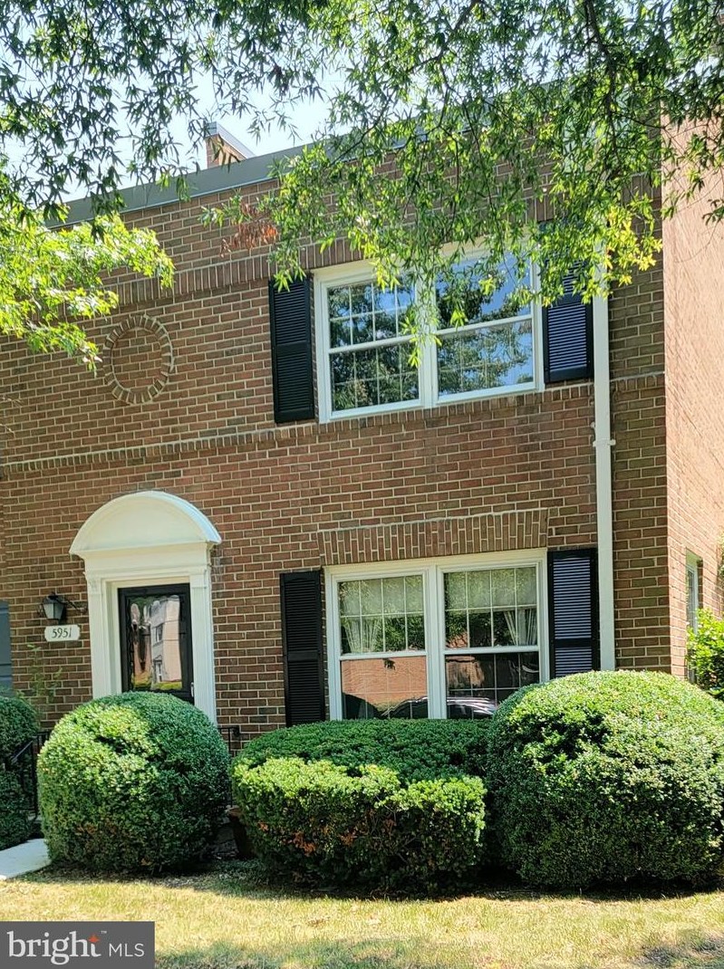 5951 Queenston St, Springfield, VA 22152
