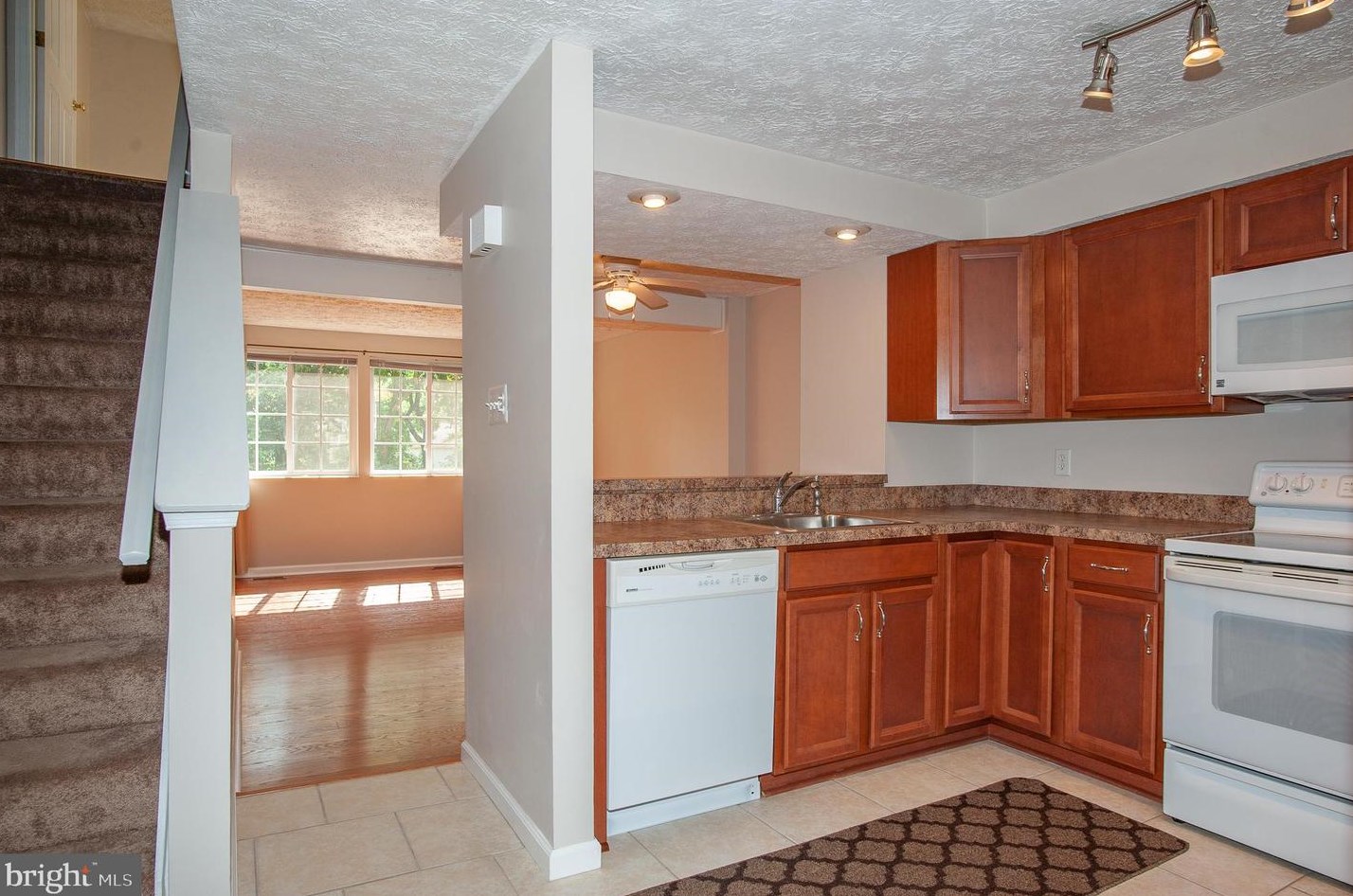 8453 Sugar Creek Ln, Springfield, VA 22153