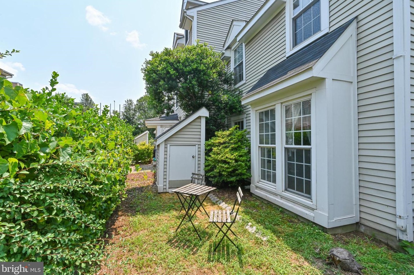 6089 Netherton St, Centreville VA  20120-3276 exterior