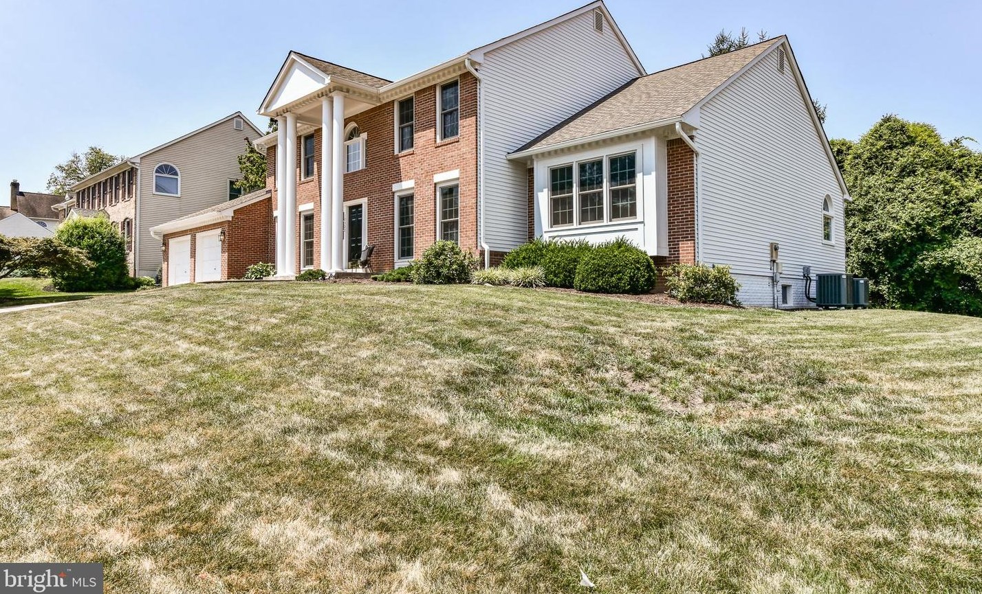 10300 Lewis Knolls Dr, Vienna, VA 22124-1720
