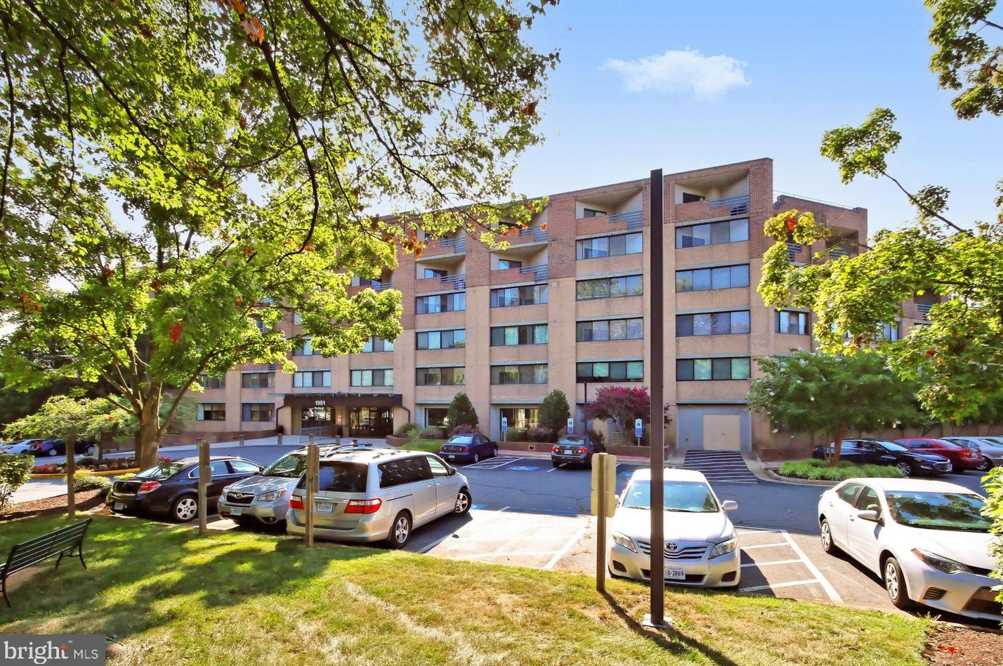 1951 Sagewood Ln #205, Herndon, VA 20191