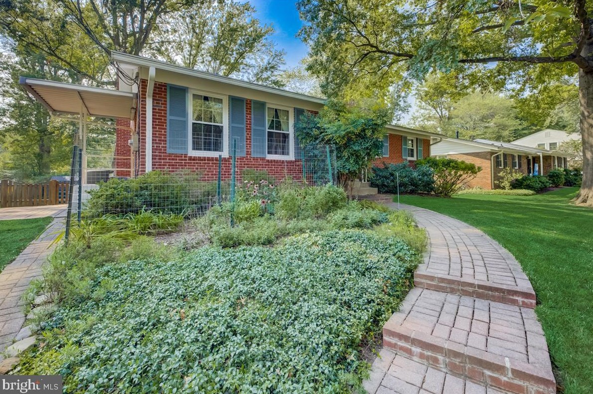 2438 Holt St, Vienna, VA 22180-6912