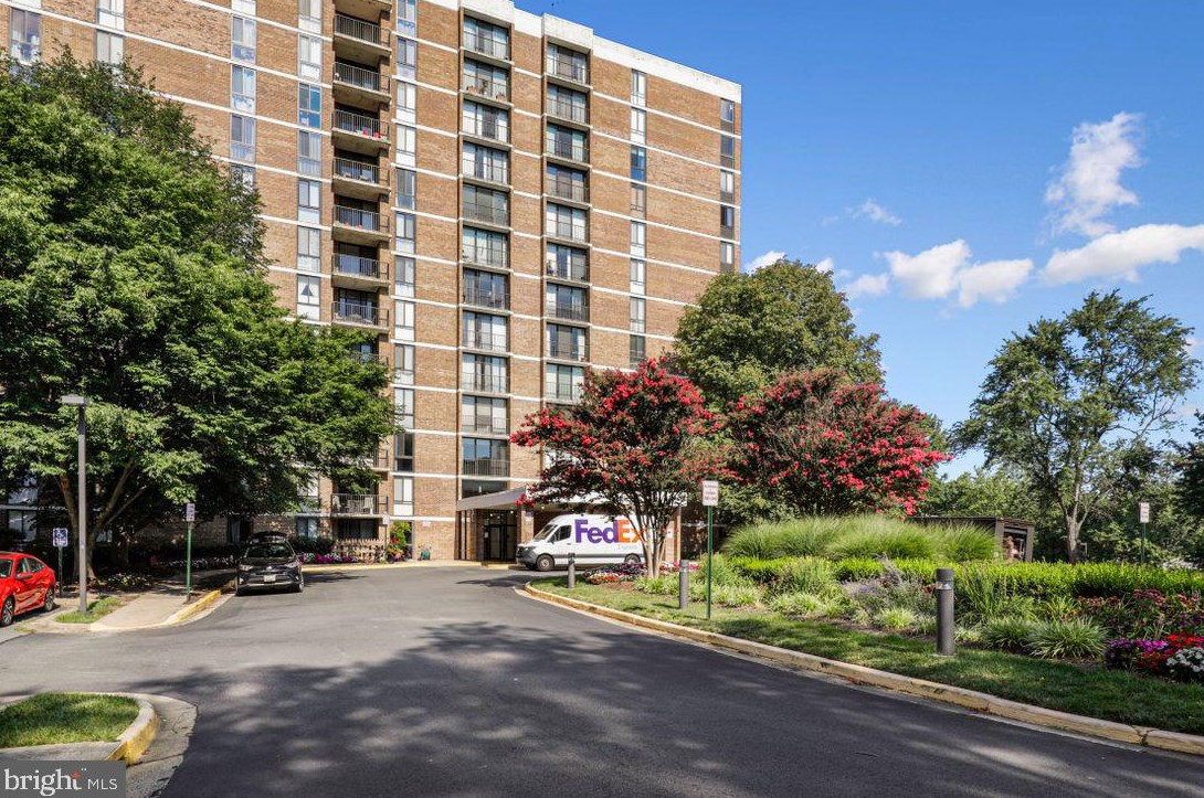 2300 Pimmit Dr #402, Falls Church, VA 22043