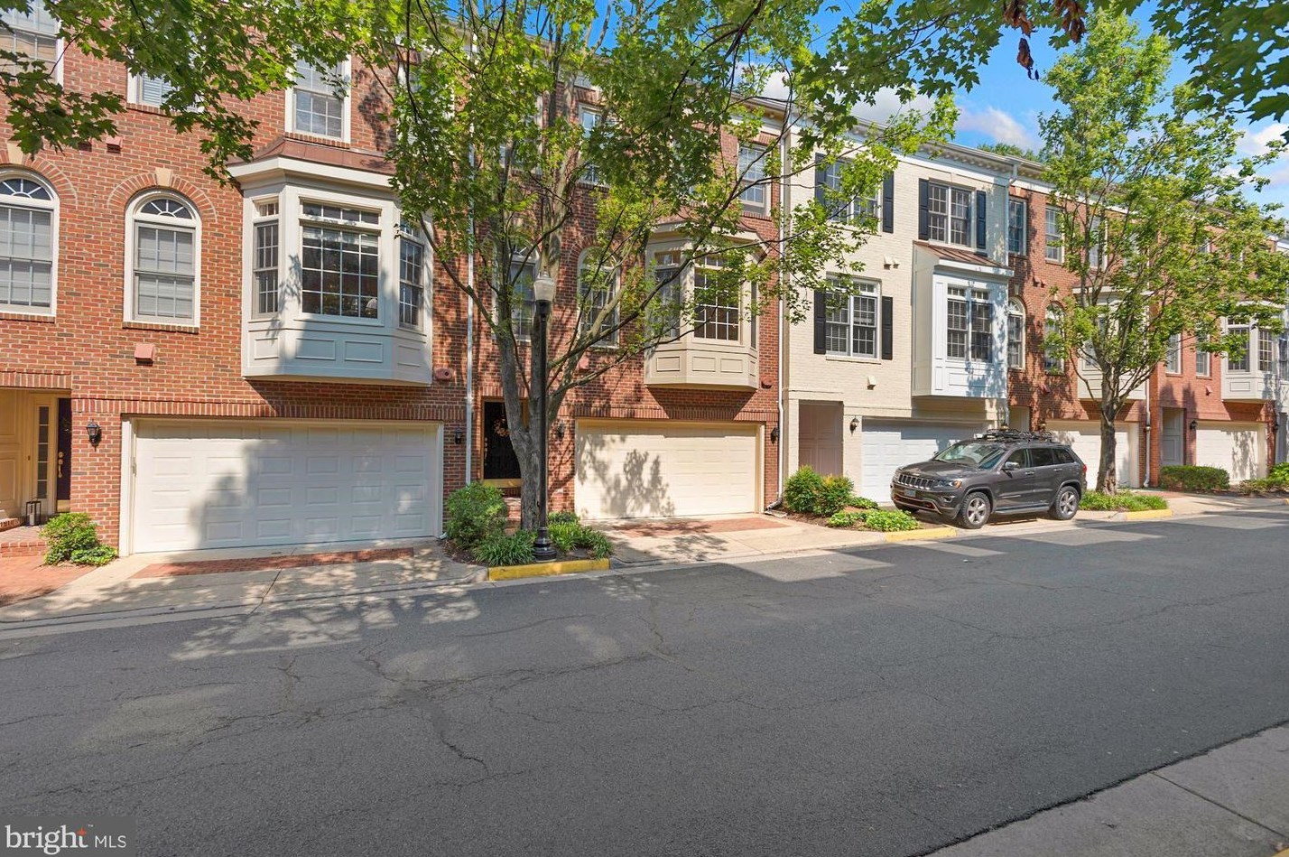 1614 Leeds Castle Dr, Vienna, VA 22182