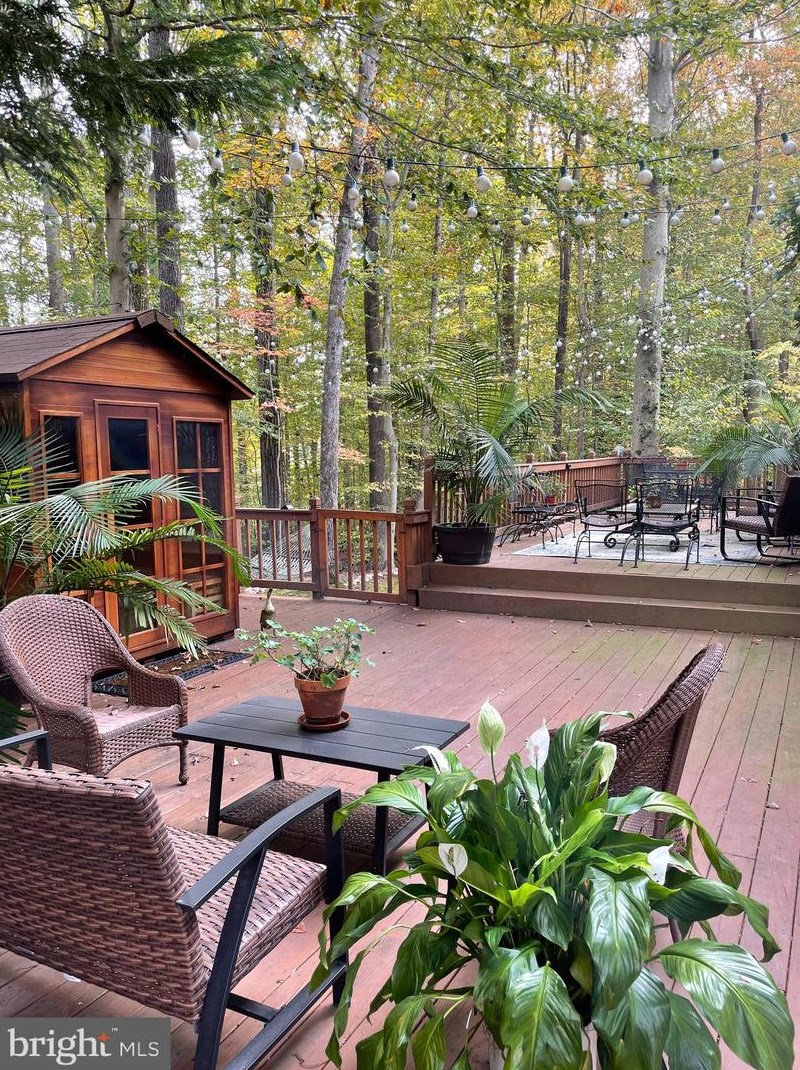 9774 Viewcrest Dr, Fairfax, VA 22039-2900