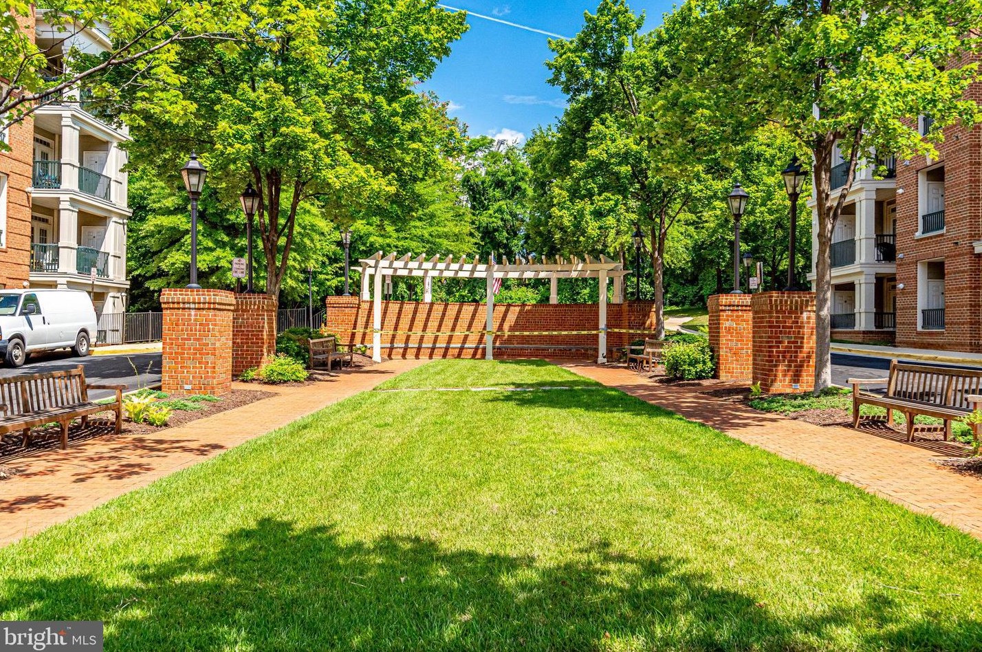 2907 Saintsbury Plz, Fairfax, VA 22031-1161