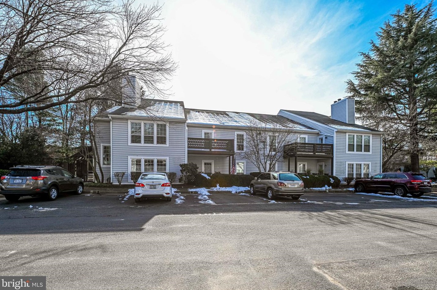 9941 Oakton Terrace Rd, Vienna, VA 22124-2932