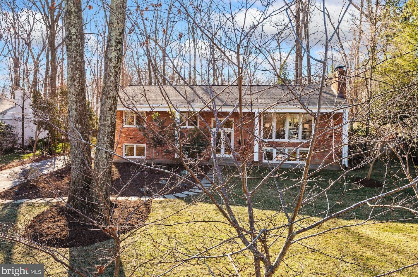 9201 Christopher St, Fairfax, VA 22031-3080