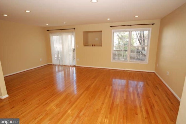 14352 Uniform Dr, Centreville, VA 20121-2320