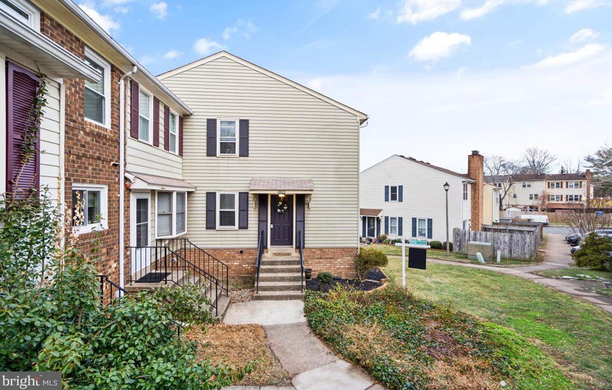 13823 Cabernet Ct, Fairfax, VA 20151-3613