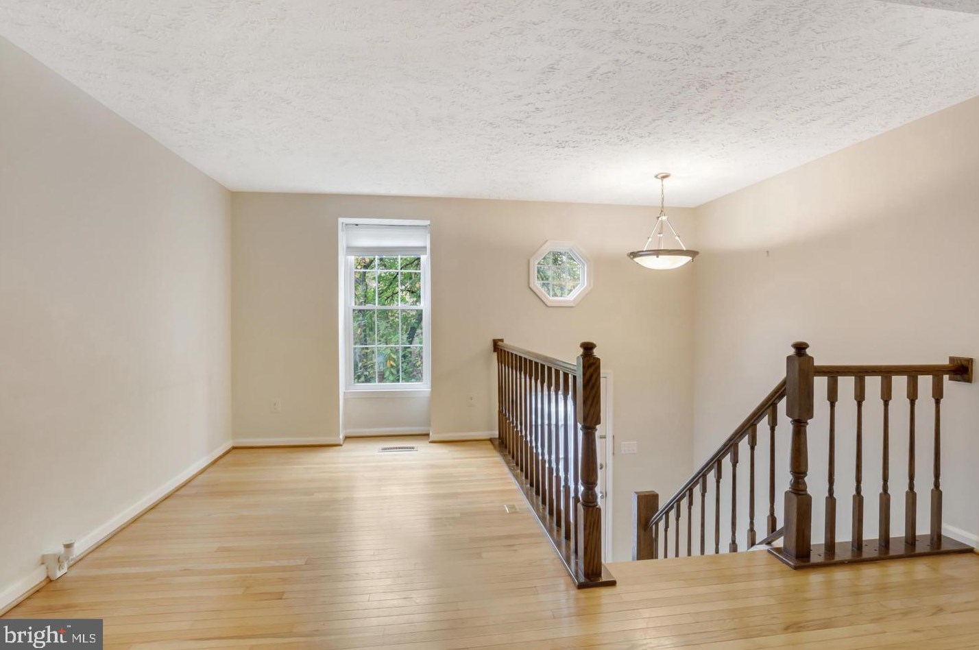 1574 Woodcrest Dr, Herndon, VA 20194