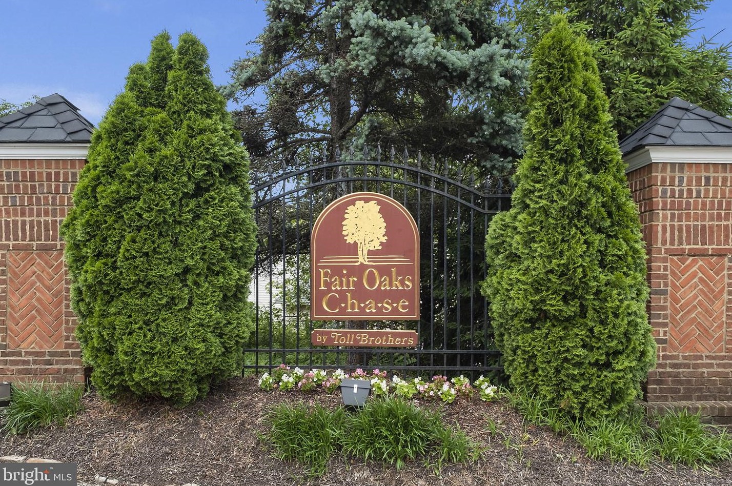 12273 Harbor Town Cir, Fairfax, VA 22033-2583